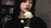 女头ins清冷破碎感,探索Ins风格下的独特女性头像美学”