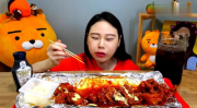外国吃货小姐姐吃鸡腿肉,美味诱惑尽收眼底